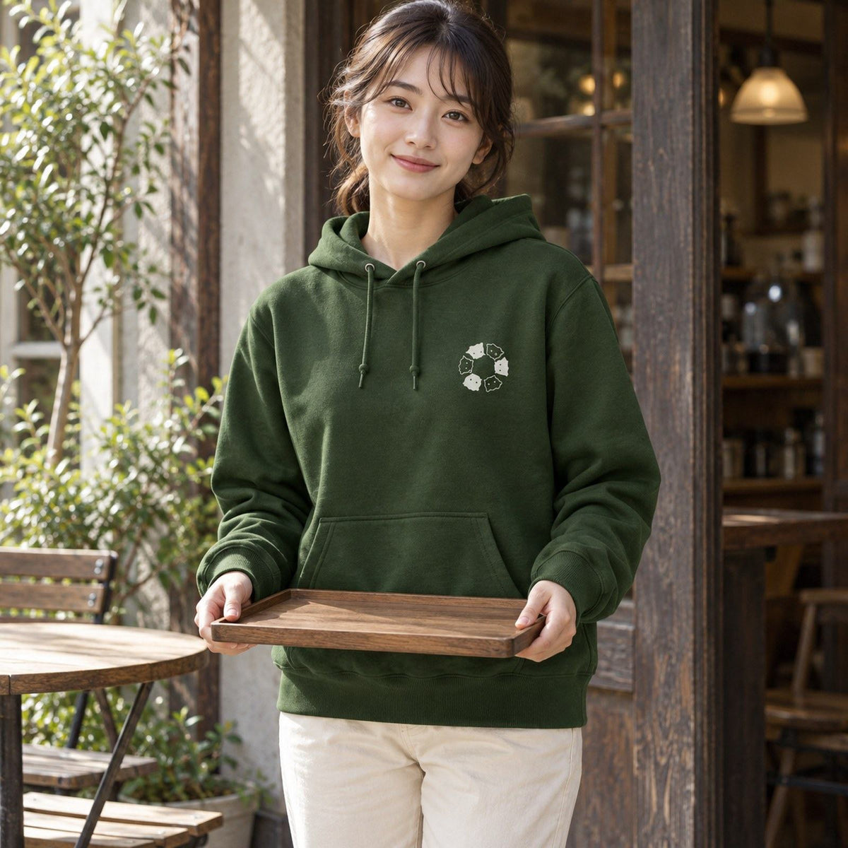 めんべーだー 大人用パーカー アーミーグリーン 女性の日常の着用写真