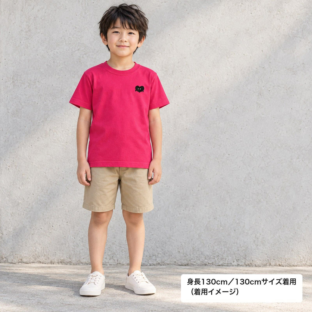モフボウ キッズTシャツ トロピカルピンク 着用全身（身長130cm・130サイズ着用）