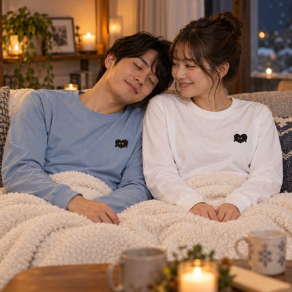 ふわふわハート「モフボウ」ロングTシャツ ソファでブランケットにくるまる2人（ホワイトとアシッドブルー）