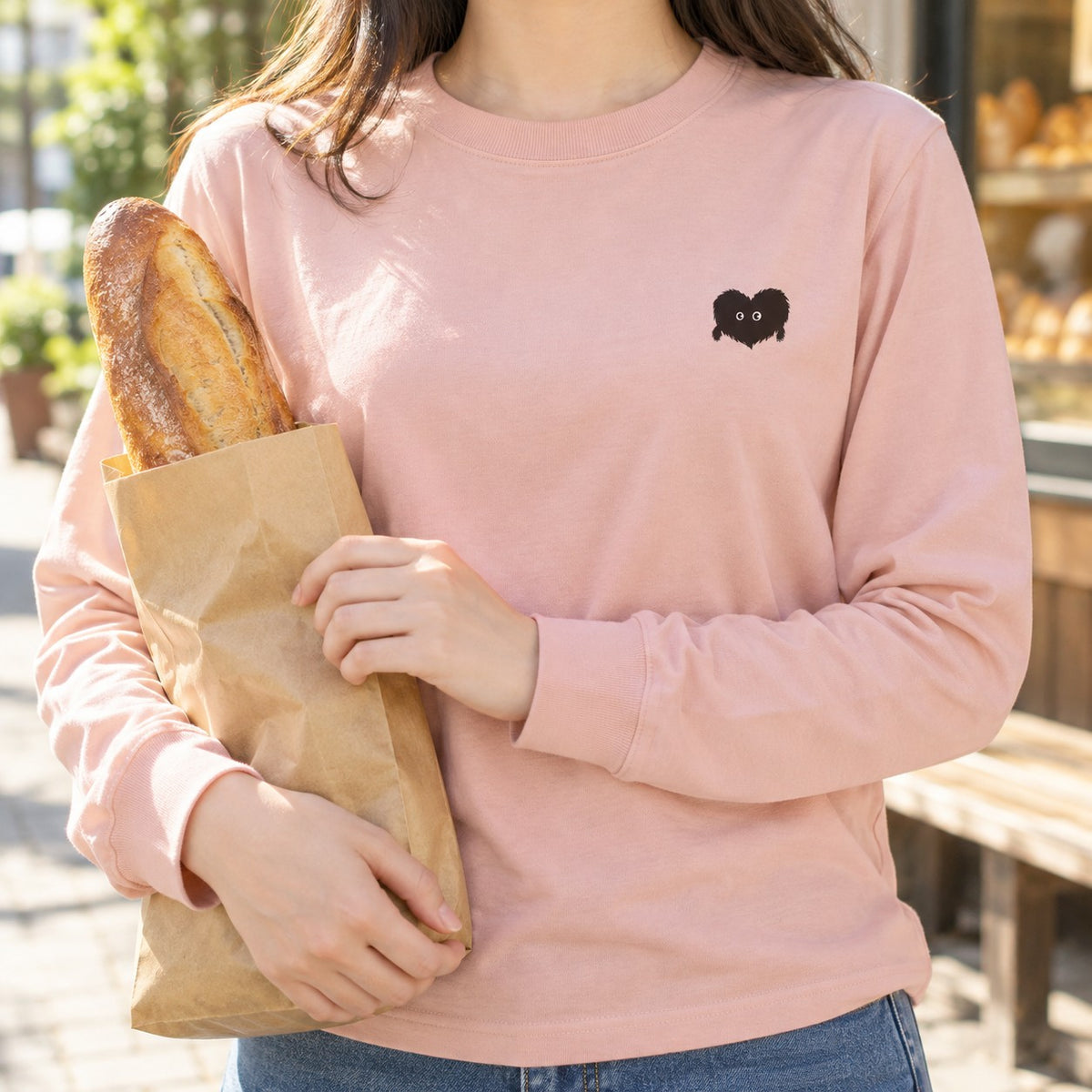 ふわふわハート「モフボウ」ロングTシャツ パン屋の紙袋を抱えるオフピンク