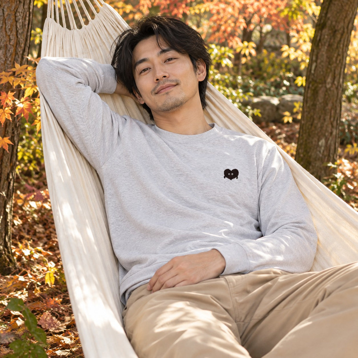 ふわふわハート「モフボウ」ロングTシャツ ハンモックで昼寝するアッシュ