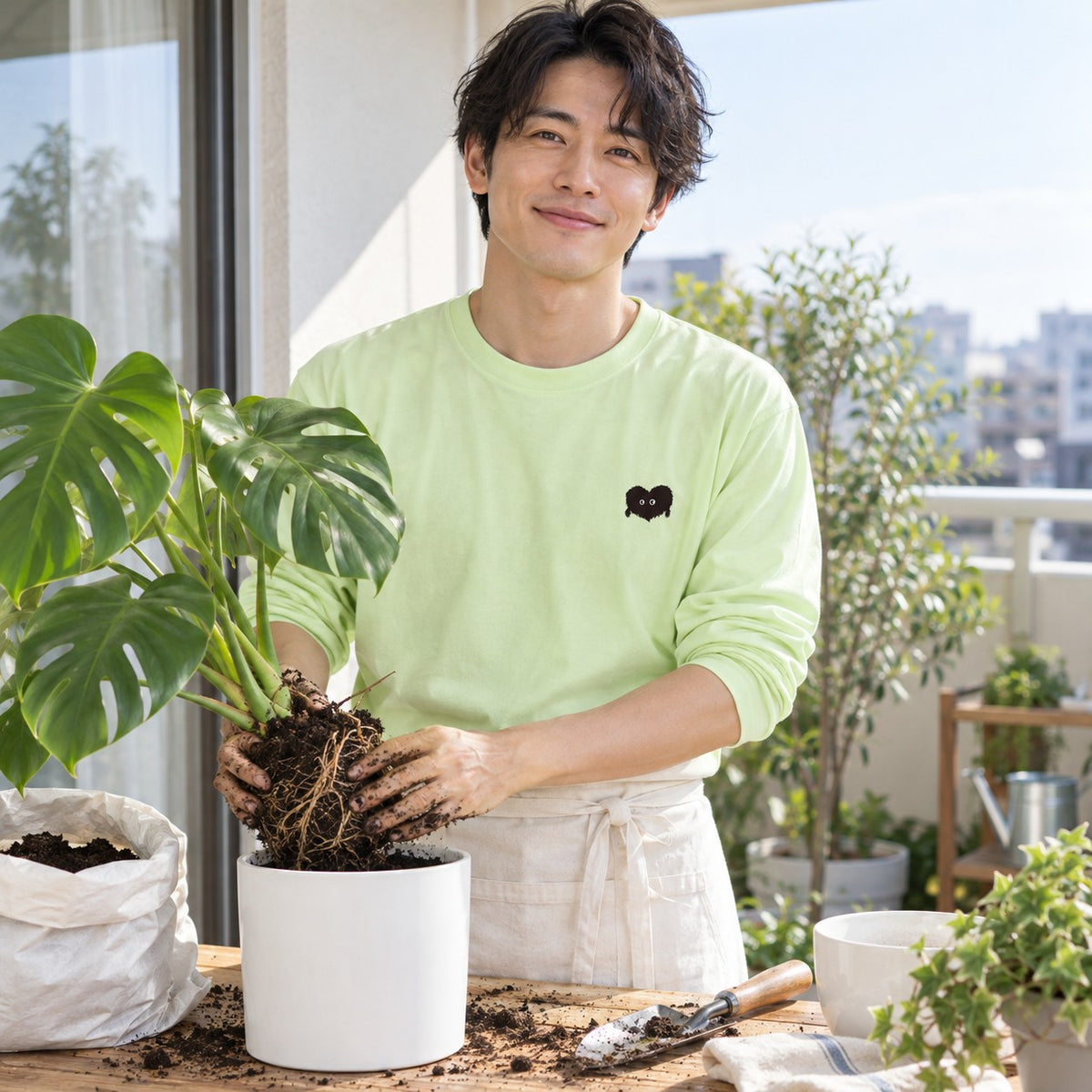 ふわふわハート「モフボウ」ロングTシャツ 観葉植物の植え替えをするミルキーライム