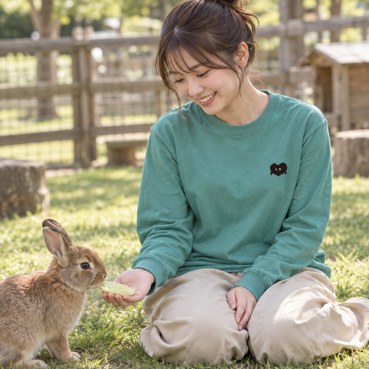 ふわふわハート「モフボウ」ロングTシャツ うさぎにエサをあげるヘイジーグリーン