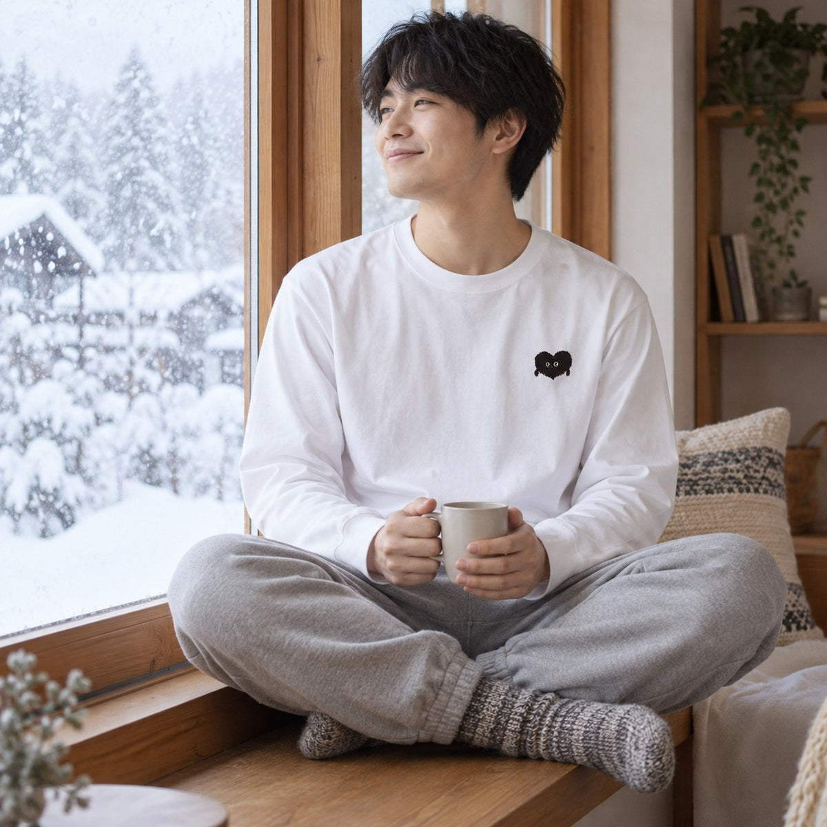 ふわふわハート「モフボウ」ロングTシャツ 雪の日に窓辺でマグを持つホワイト