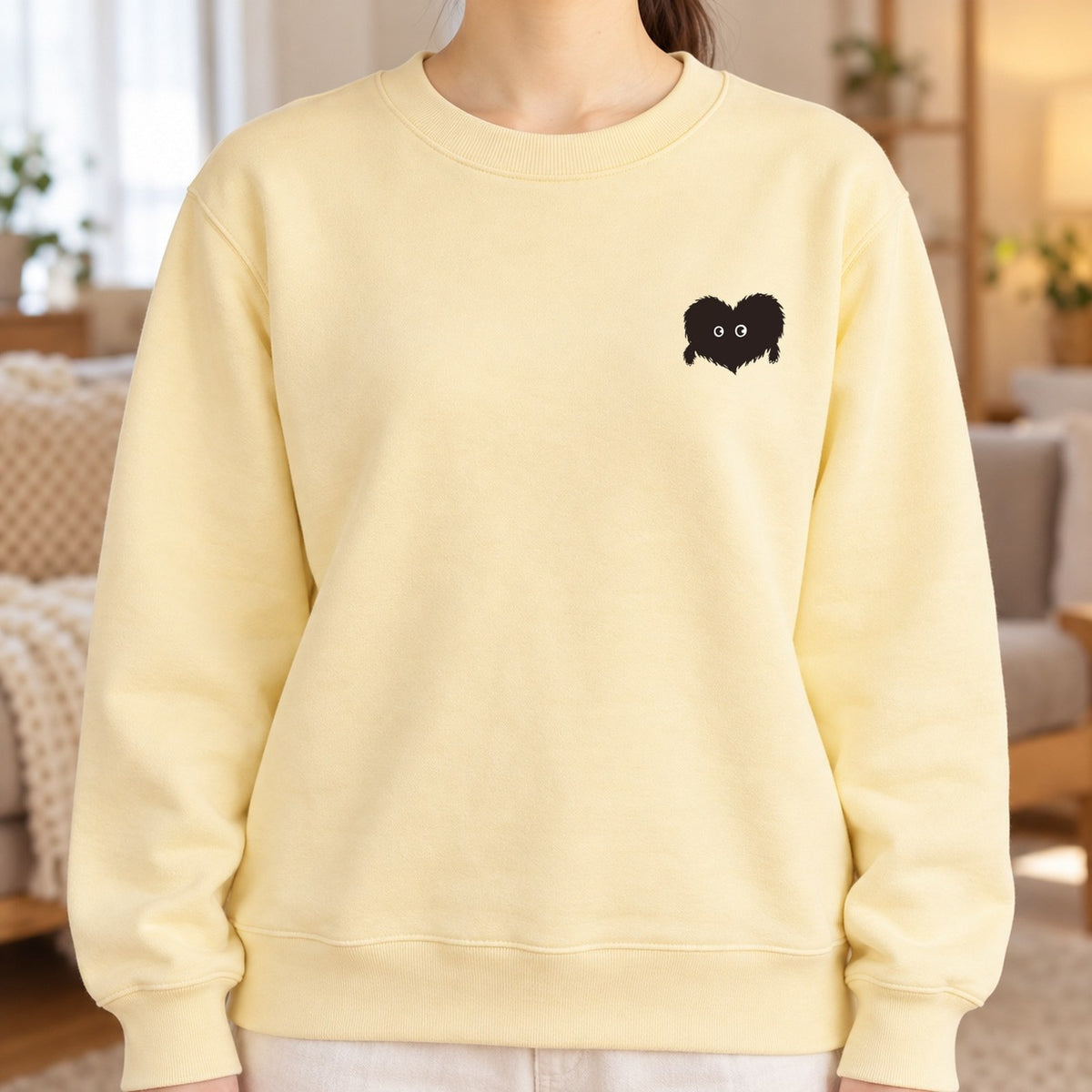 ふわふわハート「モフボウ」トレーナー 着用イメージ（首元のアップ）