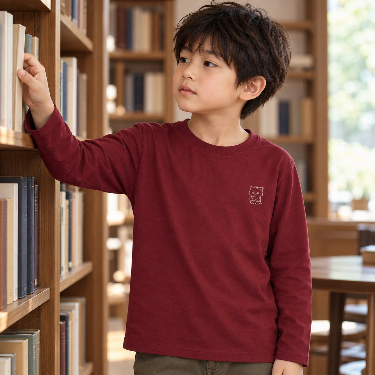 ねっこ（ネコ）キッズ長袖Tシャツ バーガンディ 男の子の日常（図書館で本を選ぶ）