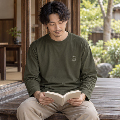 ねっこ（ネコ）長袖Tシャツ アーミーグリーン 男性の日常（古民家カフェで読書）