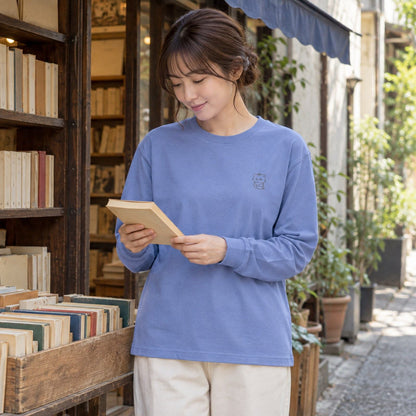 ねっこ ユニセックス袖リブ長袖Tシャツ ダスティブルー 休日の日常（古書店の前で読書）