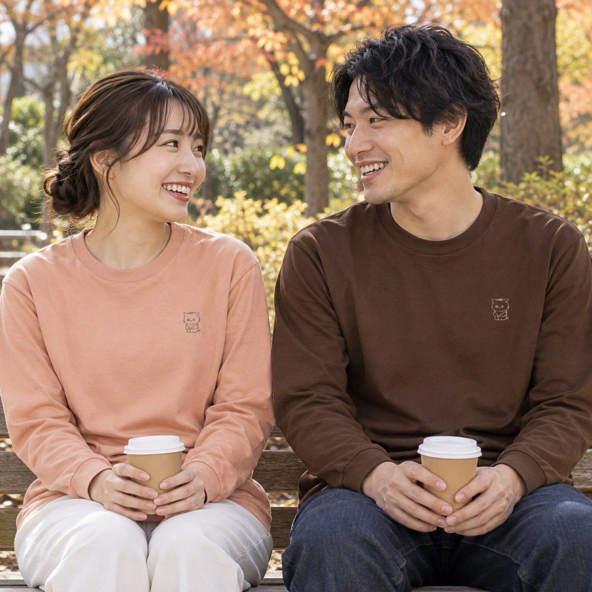 ねっこ ユニセックス袖リブ長袖Tシャツ ペアコーデ（女性ダスティピンク＋男性ダークブラウン）