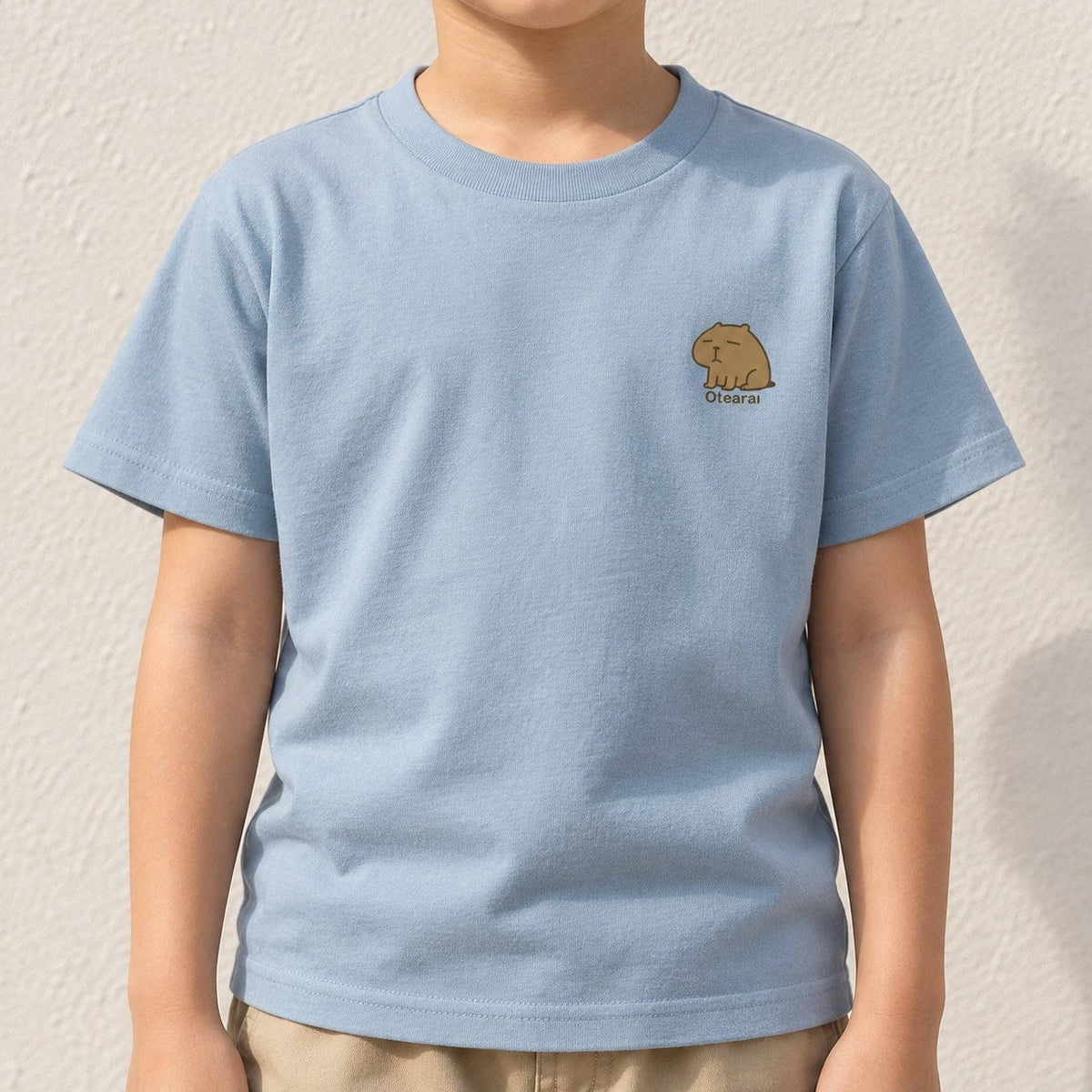 カピバラ「Otearai」 キッズTシャツ ペールグリーン 着用アップ サムネイル