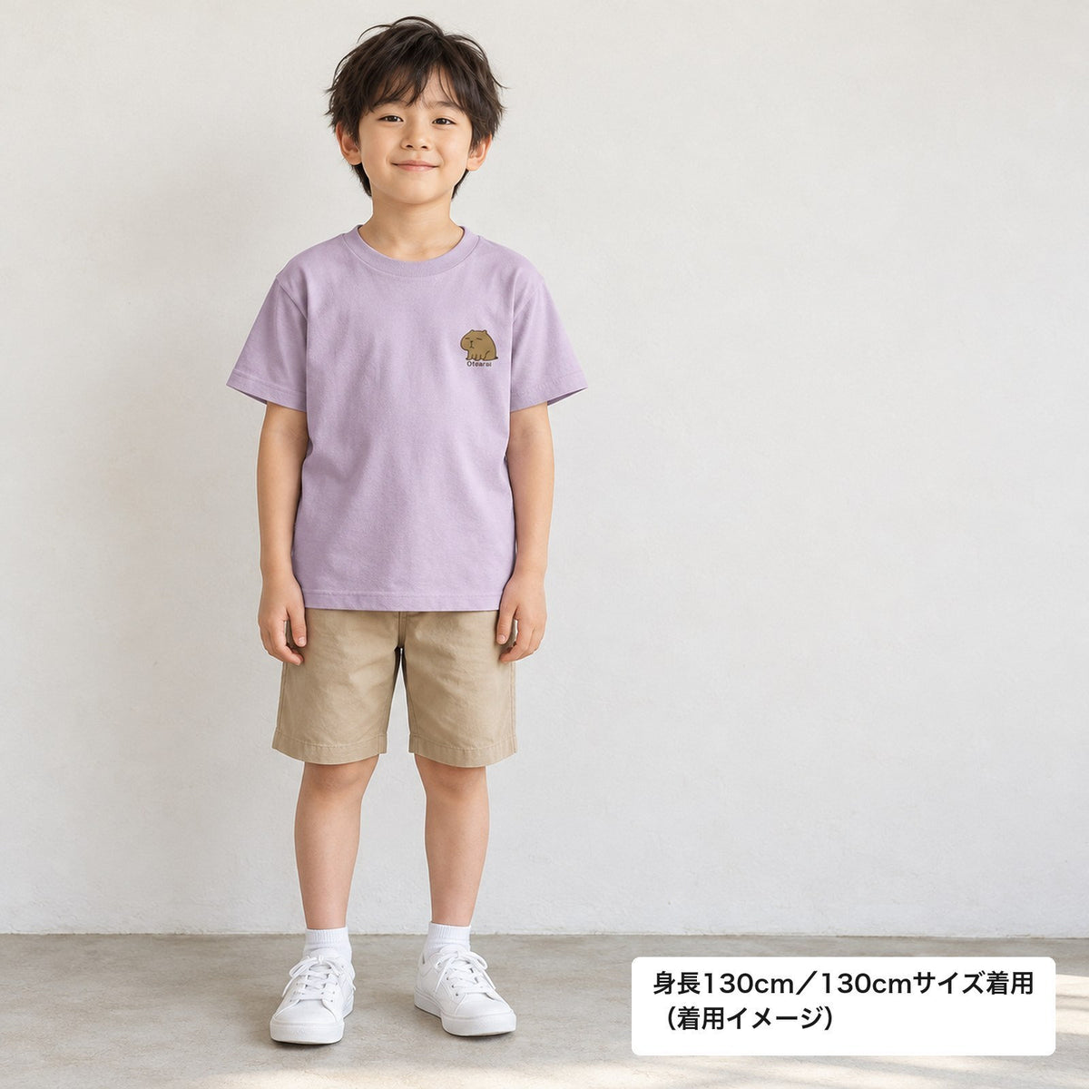 カピバラ「Otearai」 キッズTシャツ ペールピンク 着用全身（身長130cm・130サイズ着用）