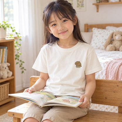 カピバラ「Otearai」 キッズTシャツ アイボリー 子どもの日常（子ども部屋で読書）