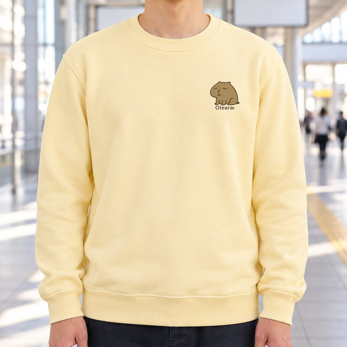 カピバラ「Otearai」トレーナー 着用イメージ（首元のアップ）