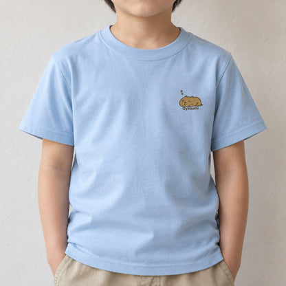 カピバラ「Oyasumi」 キッズTシャツ パステルブルー 着用アップ サムネイル