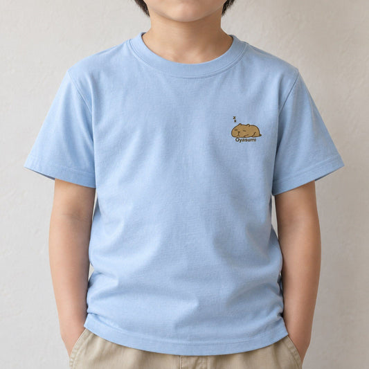 カピバラ「Oyasumi」 キッズTシャツ パステルブルー 着用アップ サムネイル