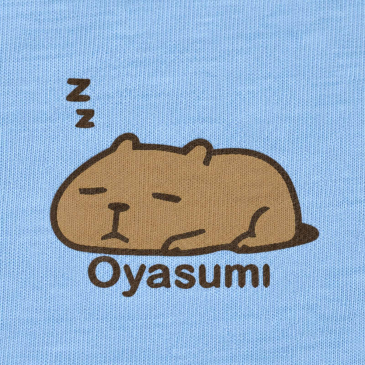 カピバラ「Oyasumi」 キッズTシャツ パステルブルー プリント接写・天竺生地の質感