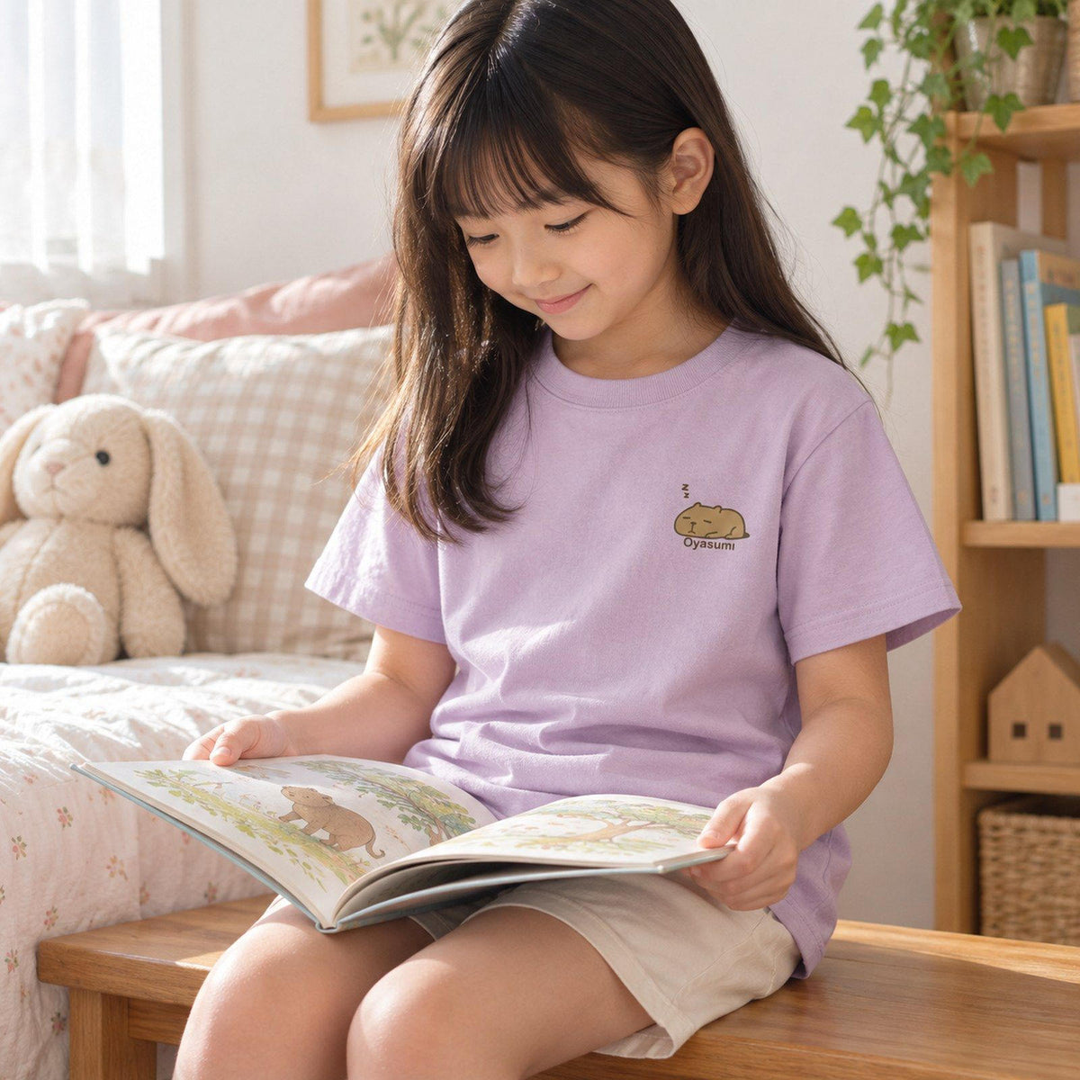 カピバラ「Oyasumi」 キッズTシャツ ペールピンク 子どもの日常（子ども部屋で読書）