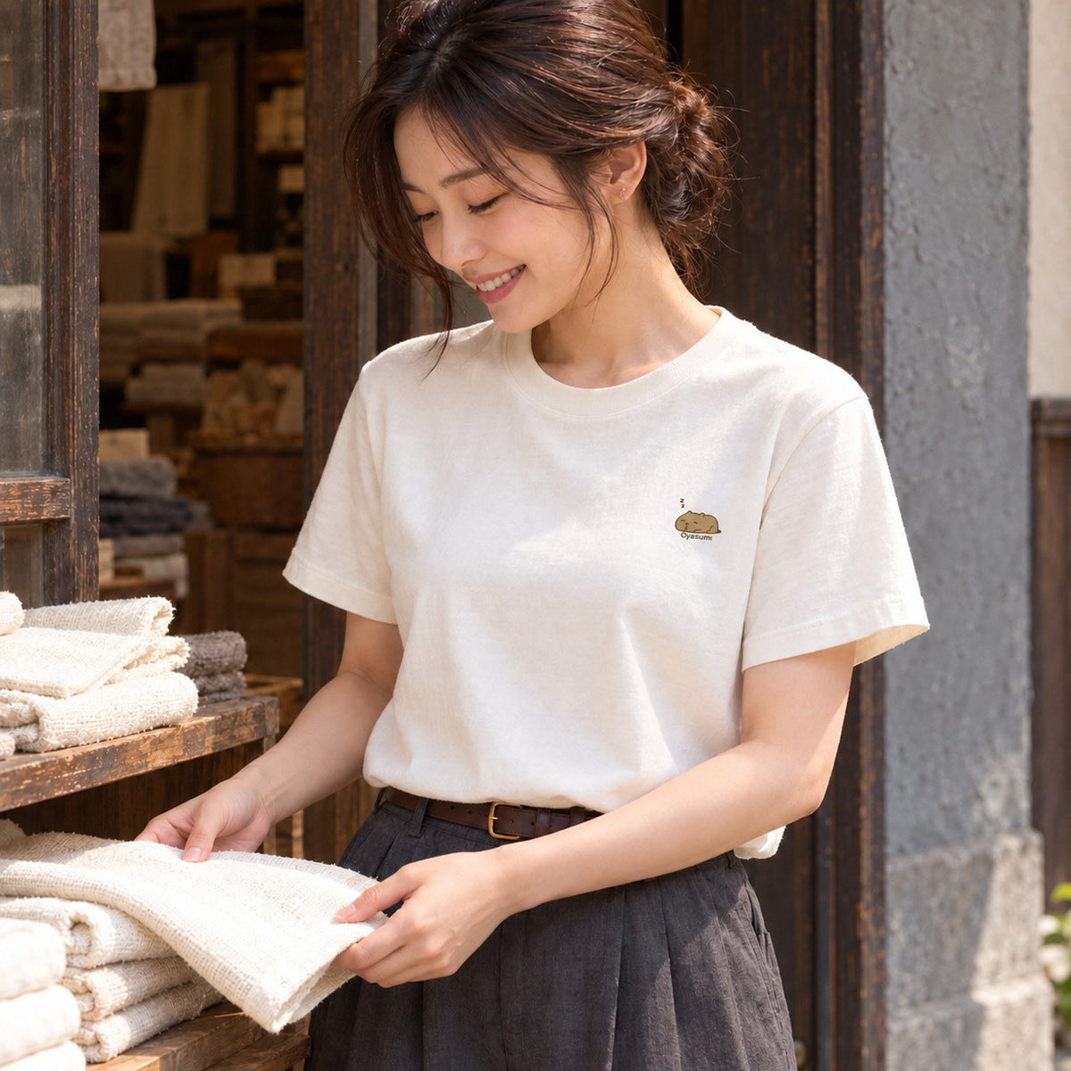 カピバラ ワンポイントTシャツ「Oyasumi」｜今日はもう、おしまい。