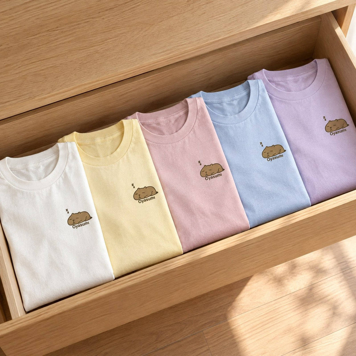 カピバラ ワンポイントTシャツ「Oyasumi」｜今日はもう、おしまい。