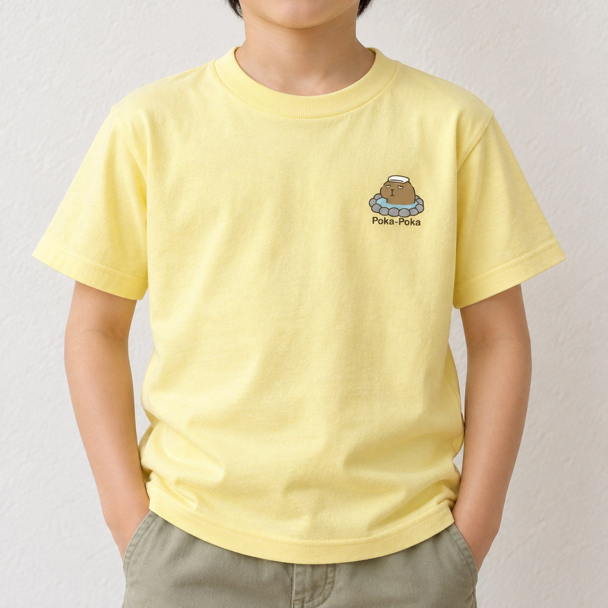 カピバラ「Poka-Poka」 キッズTシャツ ライトイエロー 着用アップ サムネイル