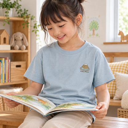 カピバラ「Poka-Poka」 キッズTシャツ ペールグリーン 子どもの日常（子ども部屋で読書）