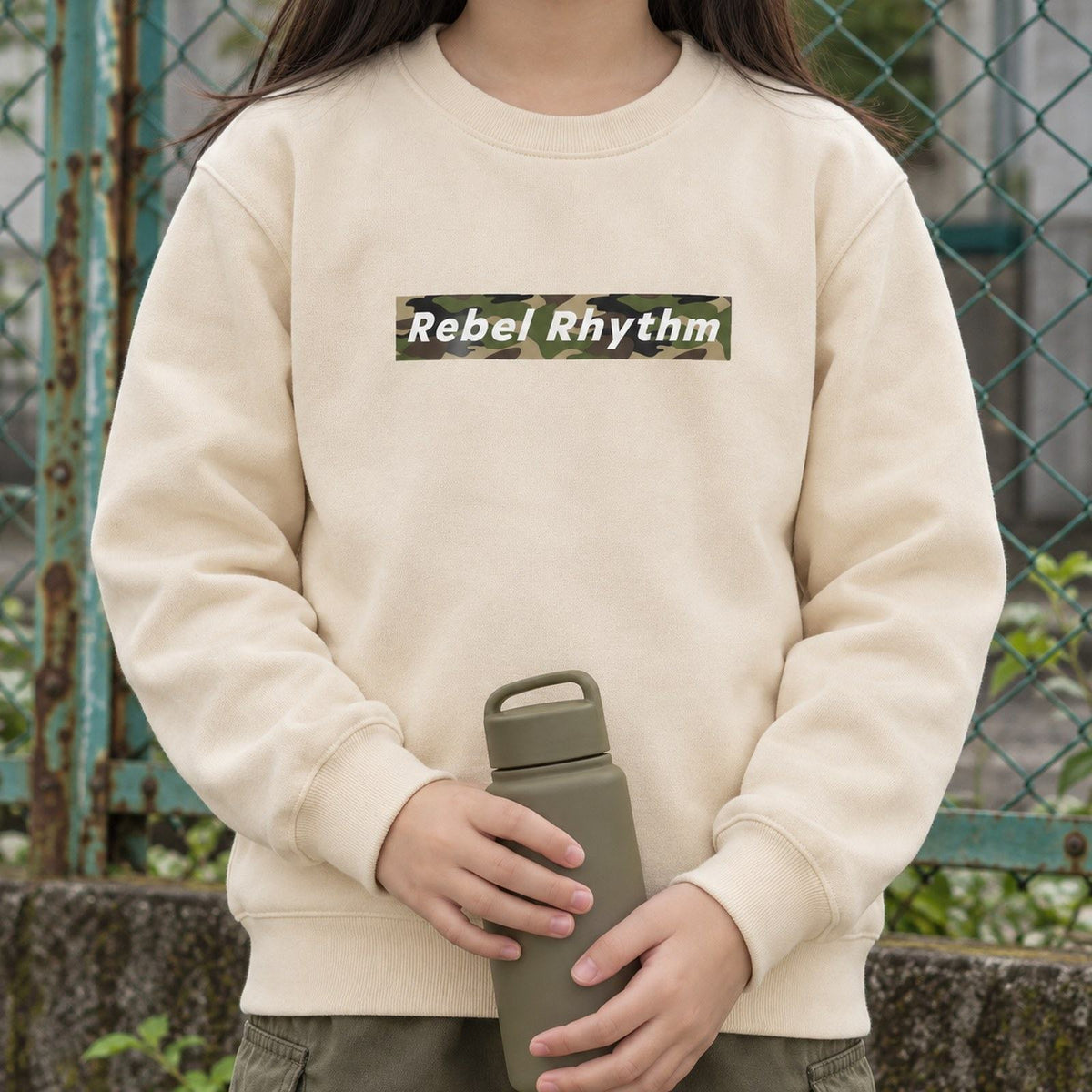 RebelRhythm×カモフラージュ キッズトレーナー 着用アップ（サムネイル）