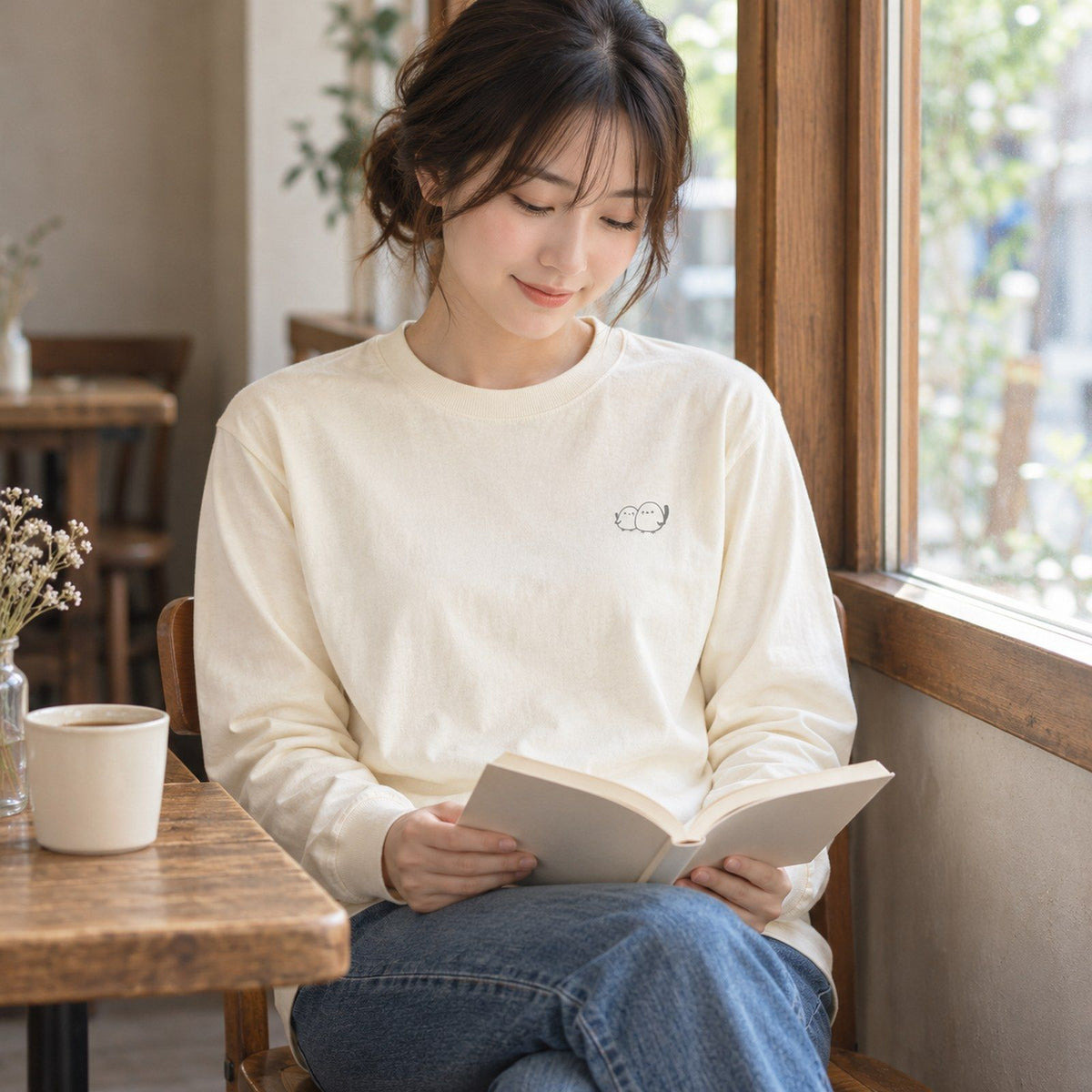 しまえなが ユニセックス袖リブ長袖Tシャツ アイボリー 休日の日常（静かなカフェで読書）