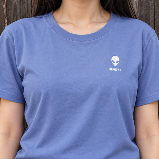 宇宙人 ワンポイントTシャツ「UNKNOWN」｜正体不明を、胸もとに。