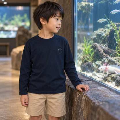 うぱーん（ウーパールーパー）キッズ長袖Tシャツ ネイビー 男の子の日常（水族館の水槽の前）