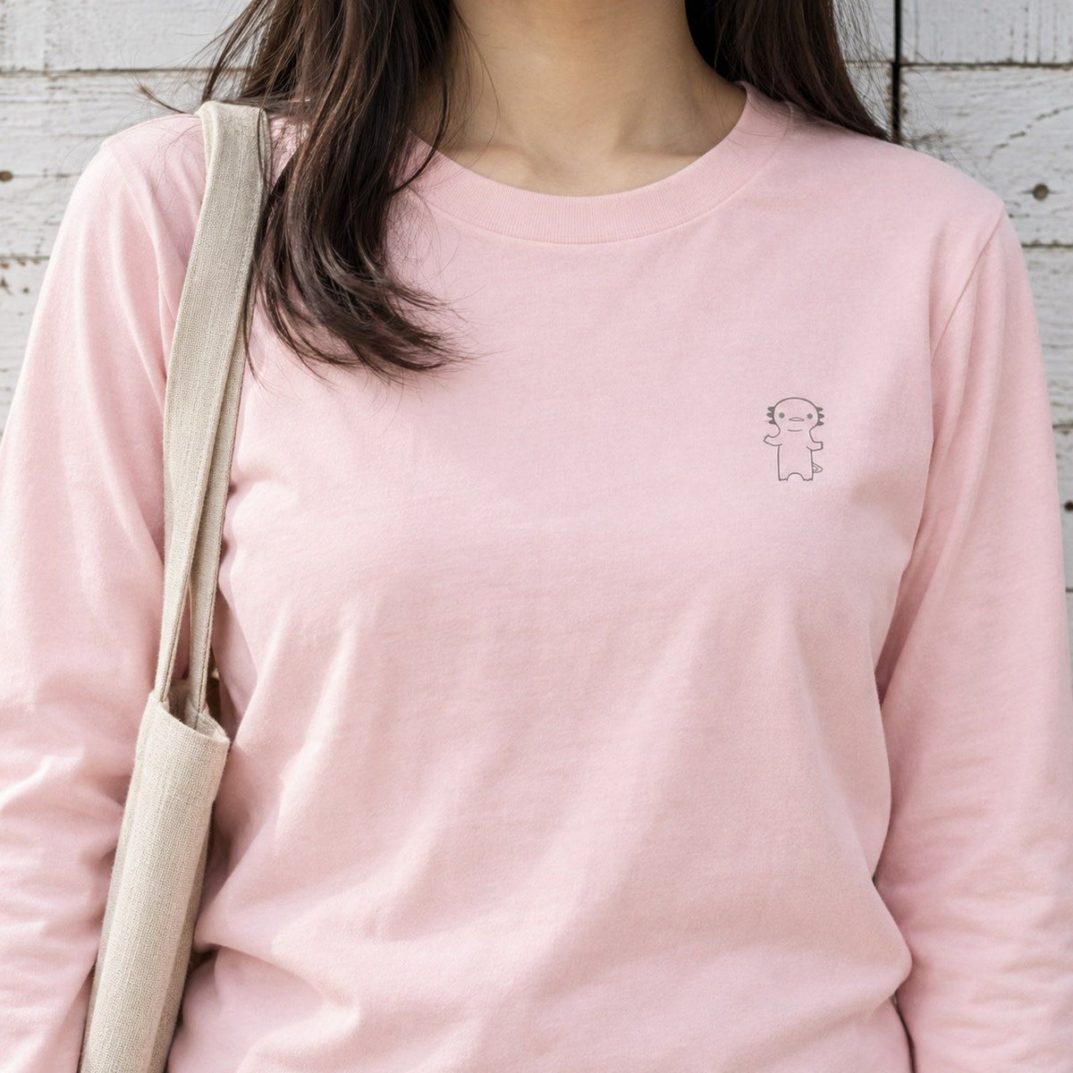 うぱーん（ウーパールーパー）長袖Tシャツ ライトピンク 着用アップ サムネイル