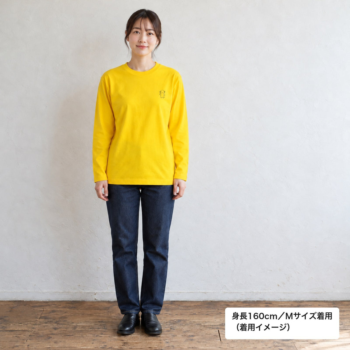 うぱーん（ウーパールーパー）長袖Tシャツ デイジー 着用全身（身長160cm女性・Mサイズ着用）