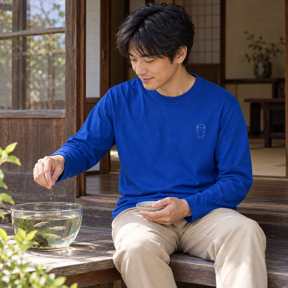 うぱーん（ウーパールーパー）長袖Tシャツ ロイヤルブルー 男性の日常（縁側でメダカにえさやり）