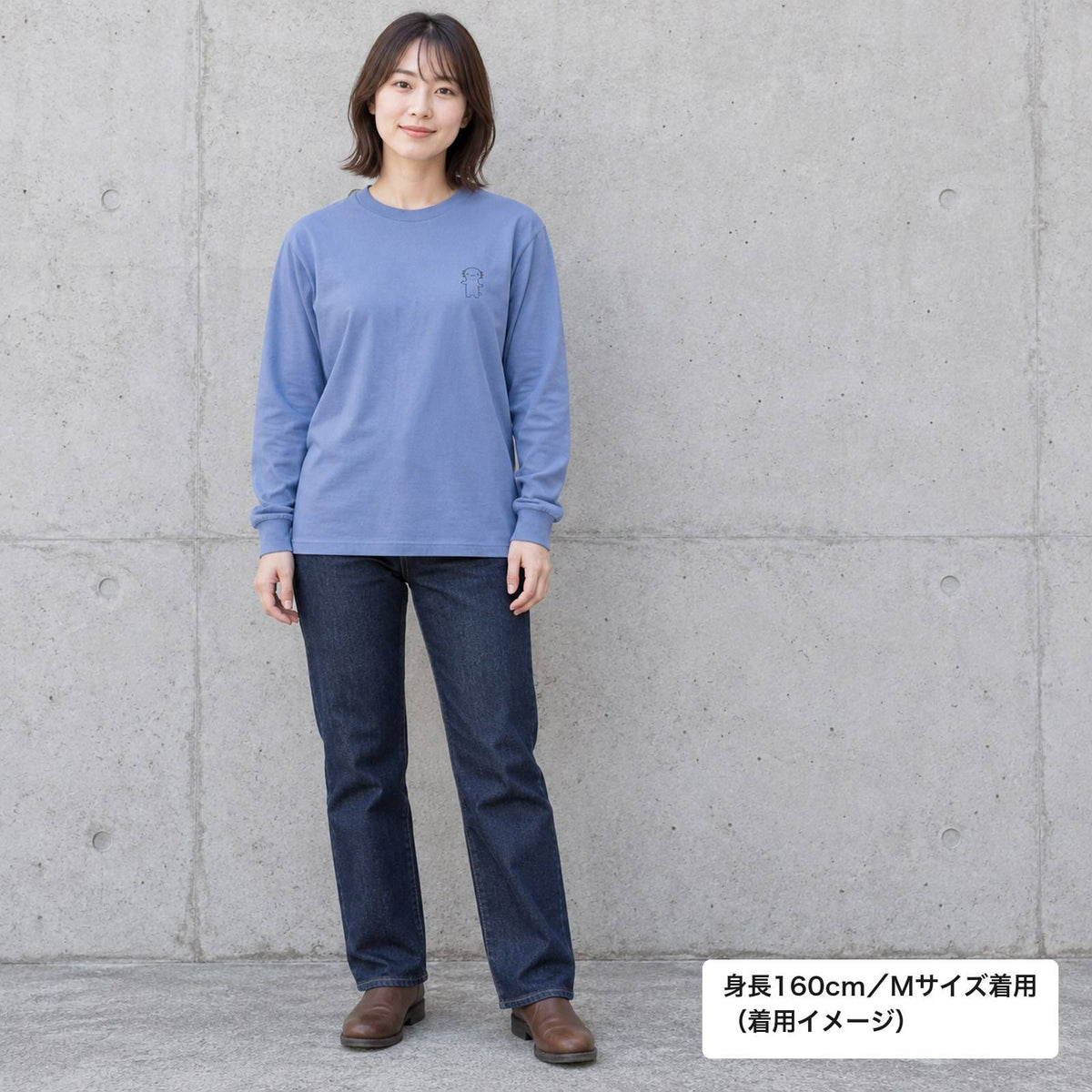 うぱーん ユニセックス袖リブ長袖Tシャツ ダスティブルー 着用全身（身長160cm女性・Mサイズ着用）
