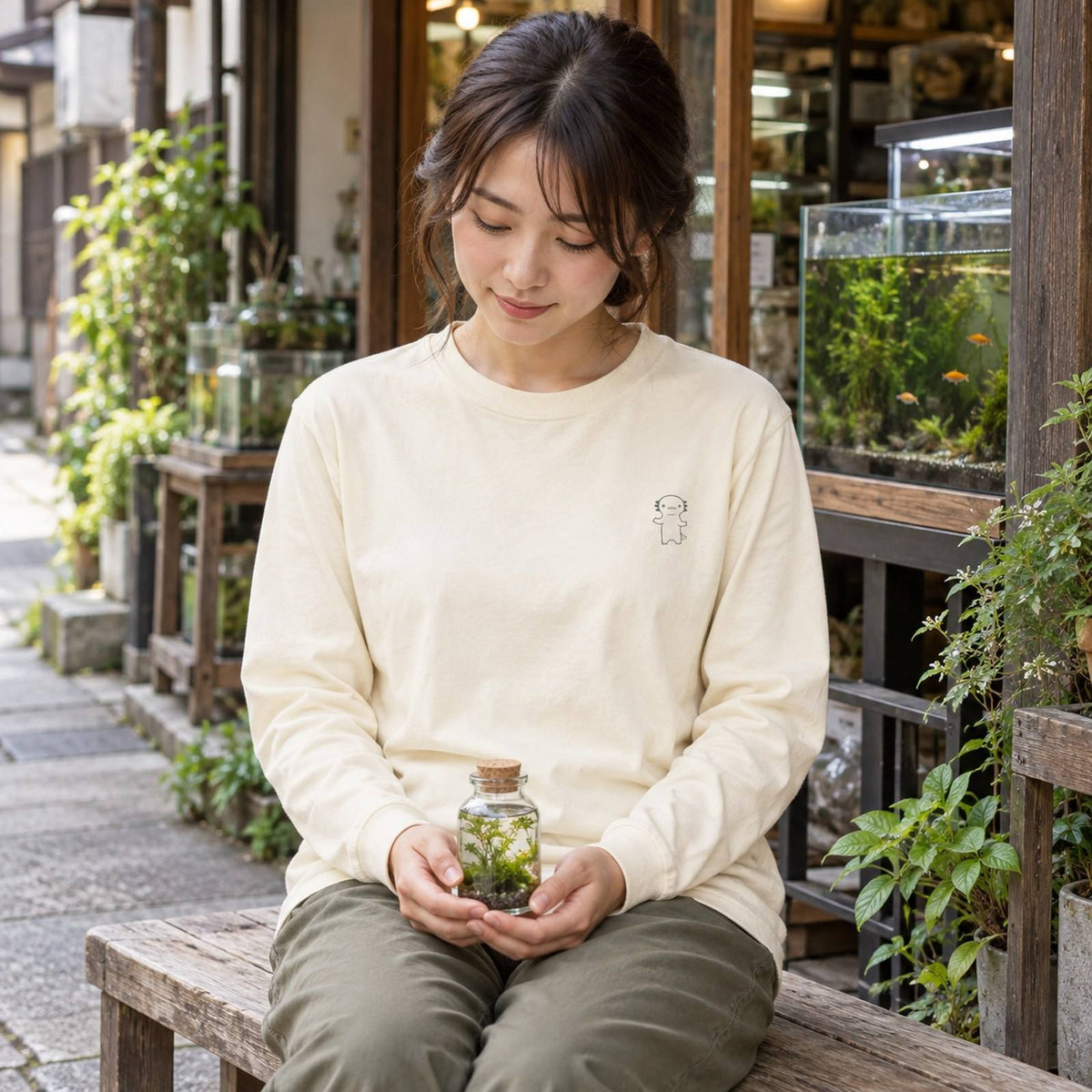 うぱーん ユニセックス袖リブ長袖Tシャツ アイボリー 休日の日常（路地裏のカフェで水草を眺める）