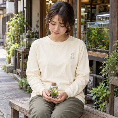 うぱーん ユニセックス袖リブ長袖Tシャツ アイボリー 休日の日常（路地裏のカフェで水草を眺める）