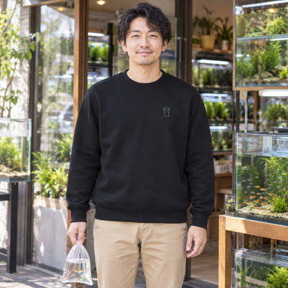 うぱーん トレーナー ブラック 男性の日常の着用写真