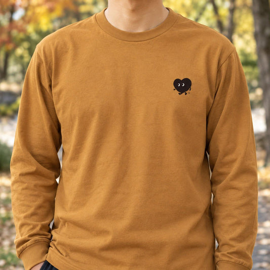 ヨチボウ（歩くハート） ユニセックス袖リブ長袖Tシャツ キャメル 着用アップ サムネイル