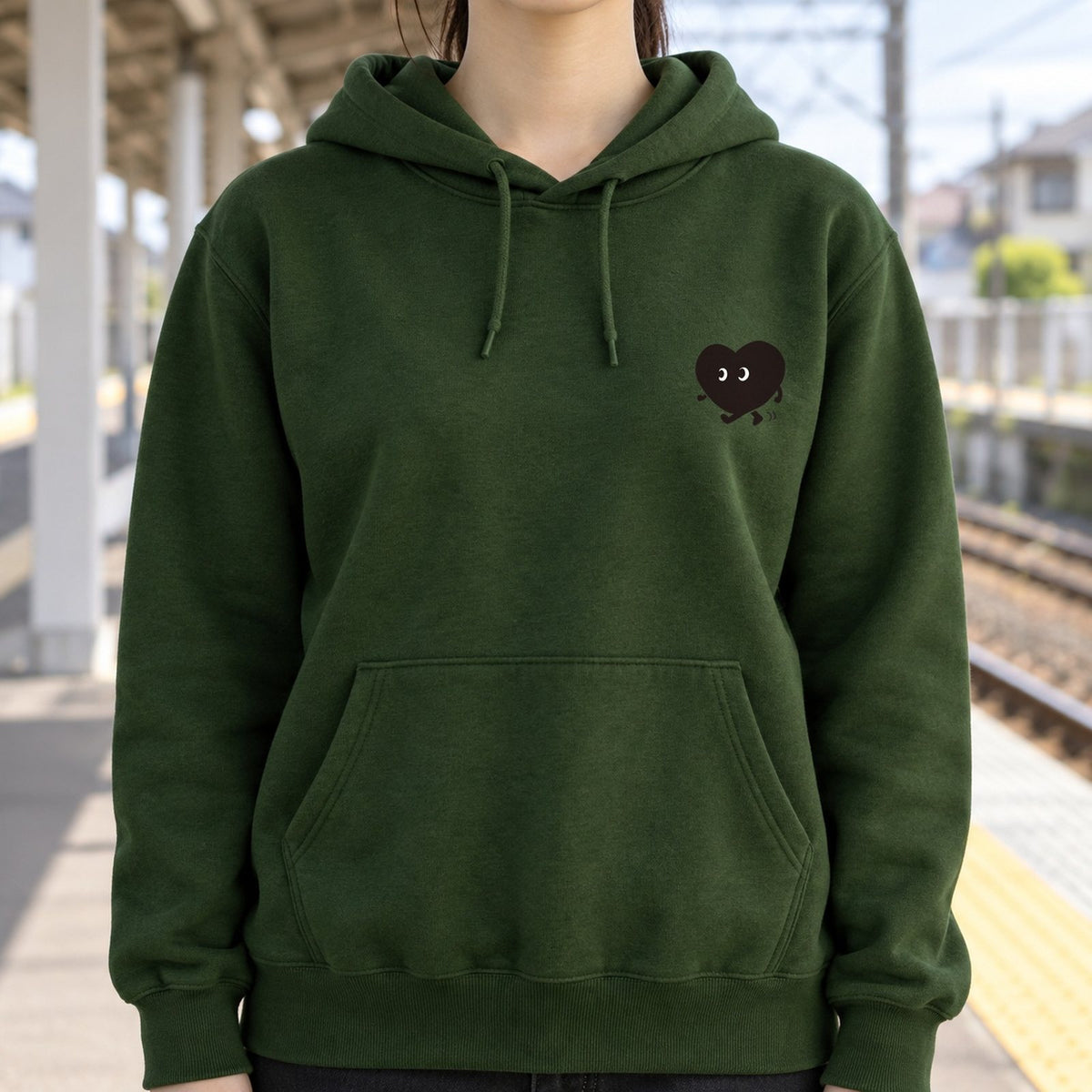 歩くハート「ヨチボウ」パーカー 着用イメージ（首元のアップ）