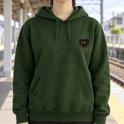 歩くハート「ヨチボウ」パーカー 着用イメージ（首元のアップ）
