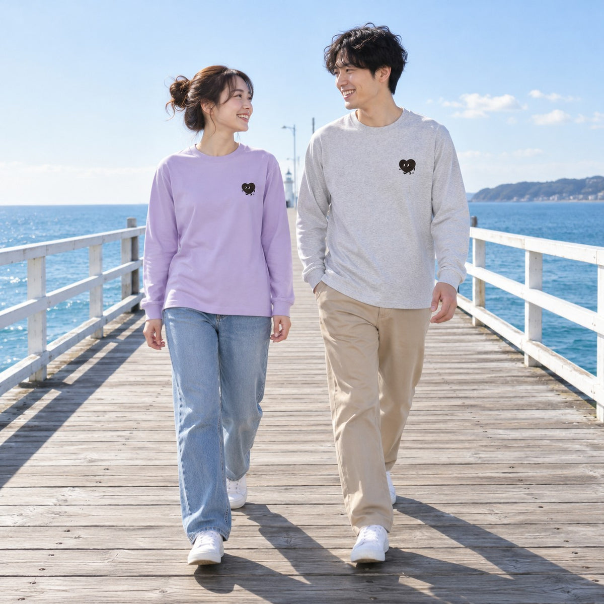 歩くハート「ヨチボウ」ロングTシャツ 海辺の桟橋を並んで歩く2人（ライトパープルとアッシュ）