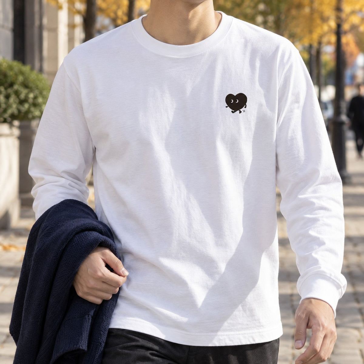 歩くハート「ヨチボウ」ロングTシャツ カーディガンを腕にかけて歩くホワイト