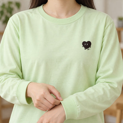 歩くハート「ヨチボウ」ロングTシャツ プリントのアップ（生地と袖口リブ）