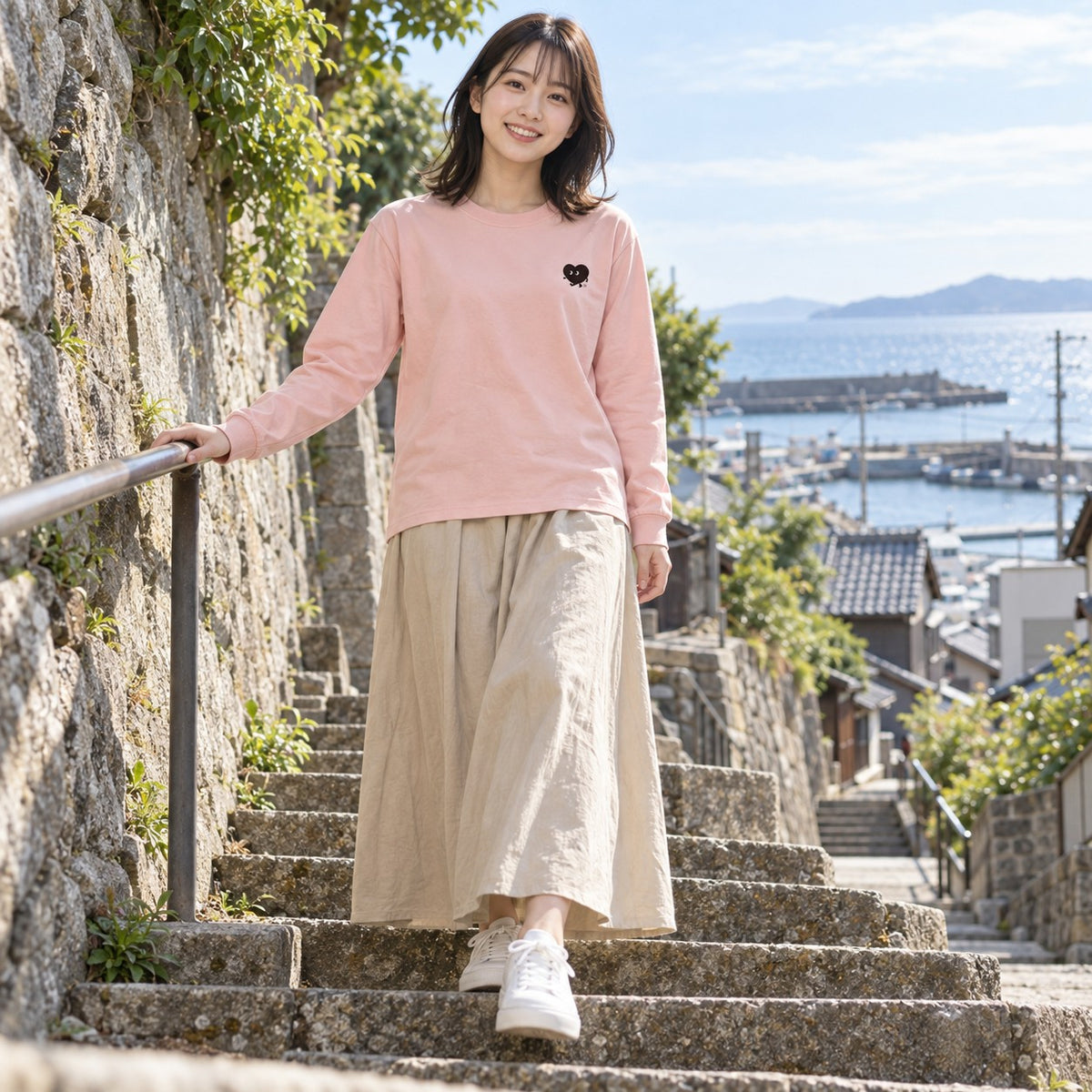 歩くハート「ヨチボウ」ロングTシャツ 坂の街の石段を下りるオフピンク