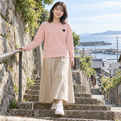 歩くハート「ヨチボウ」ロングTシャツ 坂の街の石段を下りるオフピンク