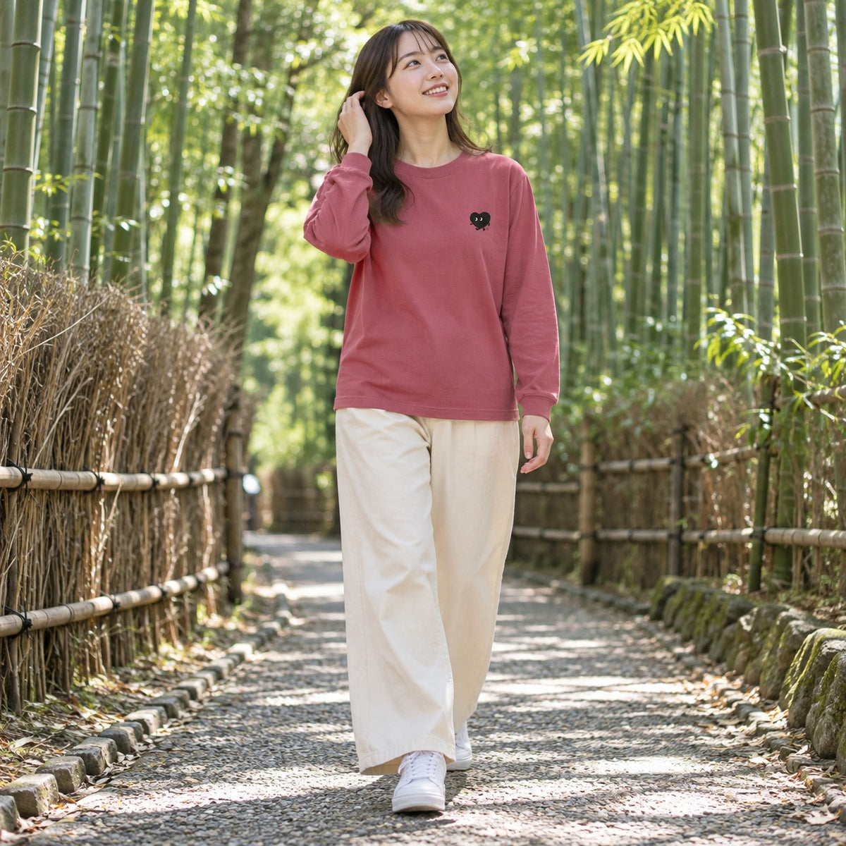 歩くハート「ヨチボウ」ロングTシャツ 竹林の小道を歩くヘイジーレッド